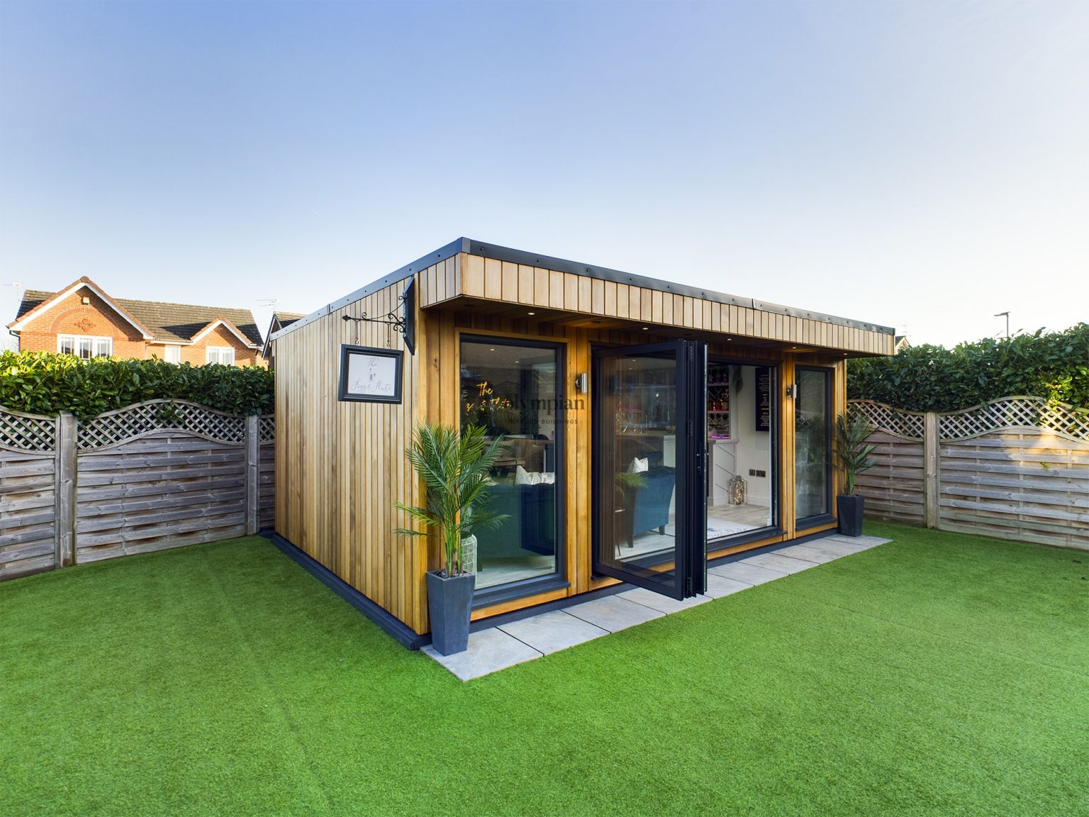 Insulated garden rooms with bar