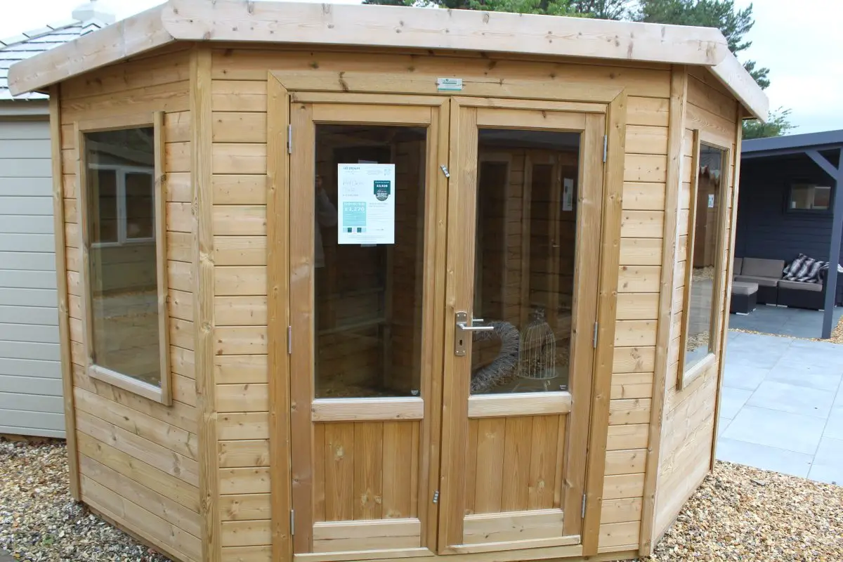 8' × 8' 8′ x 8′ Pent Corner Chalet